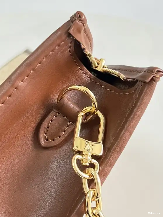 LOUIS ON TOILETRY CHAIN POUCH VUITTON 0606